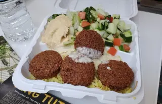 Falafel Chicken Salad Plate/ Salads Falafel Chicken Salad Plate/ Salads